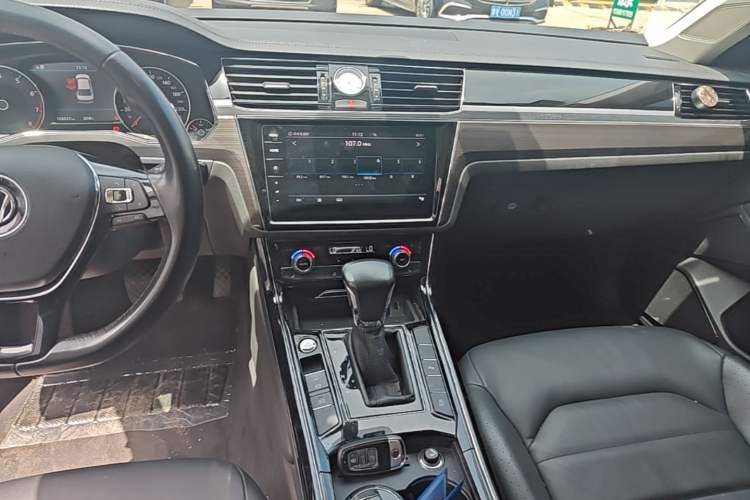 Used Volkswagen Phideon 2018 Revised Version 380TSI Two-Wheel Drive Business Edition Audio And AC Panel