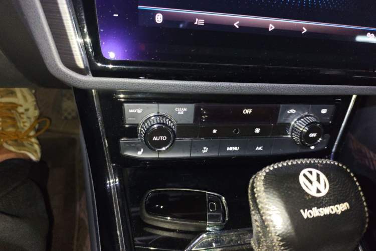 Used Volkswagen Phideon 2018 Revised Version 380TSI Two-Wheel Drive Business Edition Audio And AC Panel
