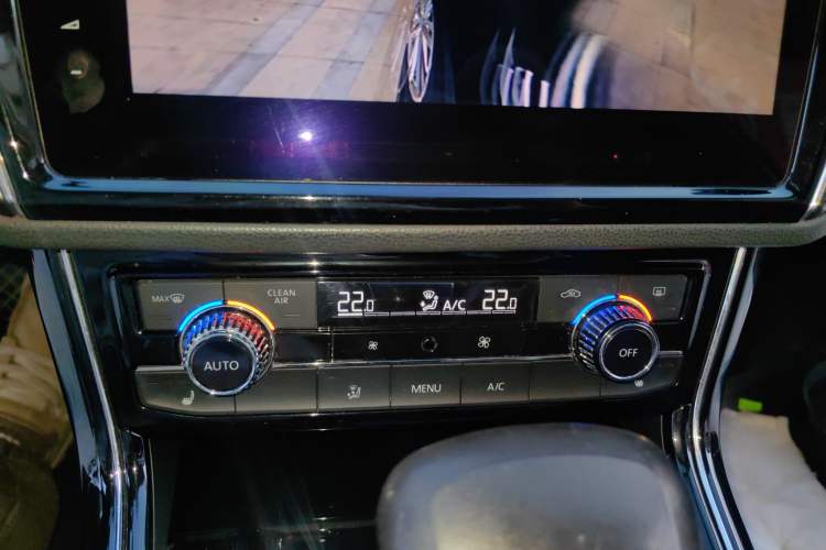 Used Volkswagen Phideon 2018 Revised Version 380TSI Two-Wheel Drive Business Edition Audio And AC Panel
