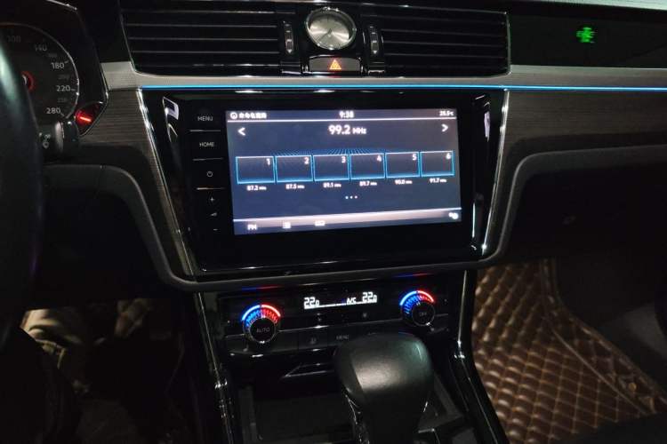 Used Volkswagen Phideon 2018 Revised Version 380TSI Two-Wheel Drive Business Edition Audio And AC Panel