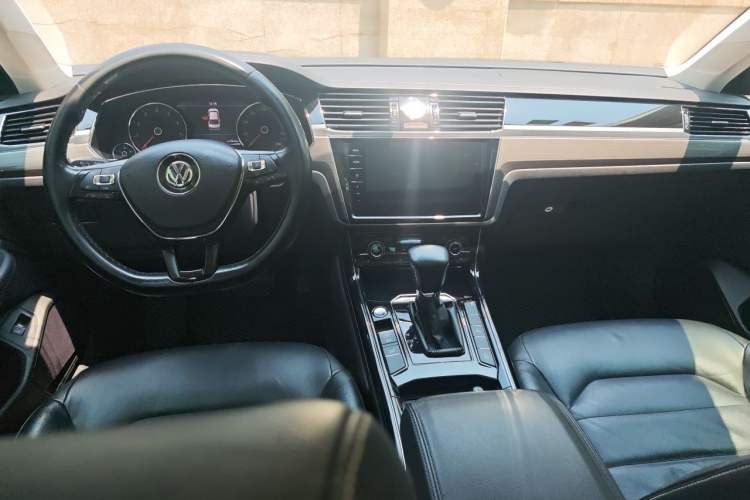 Used Volkswagen Phideon 2018 Revised Version 380TSI Two-Wheel Drive Business Edition Center Console