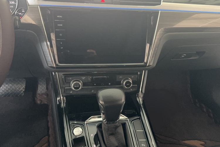Used Volkswagen Phideon 2018 Revised Version 380TSI Two-Wheel Drive Business Edition Center Console