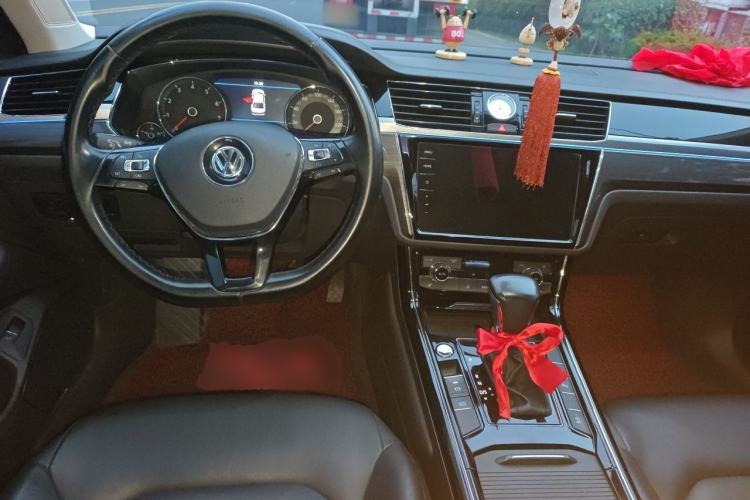 Used Volkswagen Phideon 2018 Revised Version 380TSI Two-Wheel Drive Business Edition Center Console
