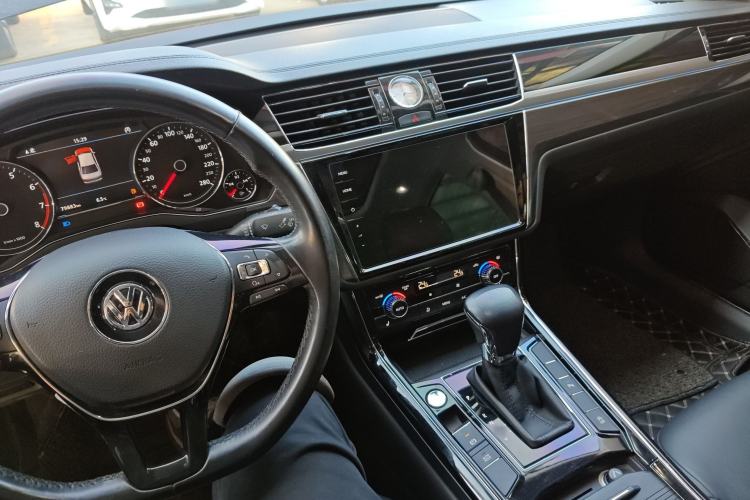 Used Volkswagen Phideon 2018 Revised Version 380TSI Two-Wheel Drive Business Edition Center Console