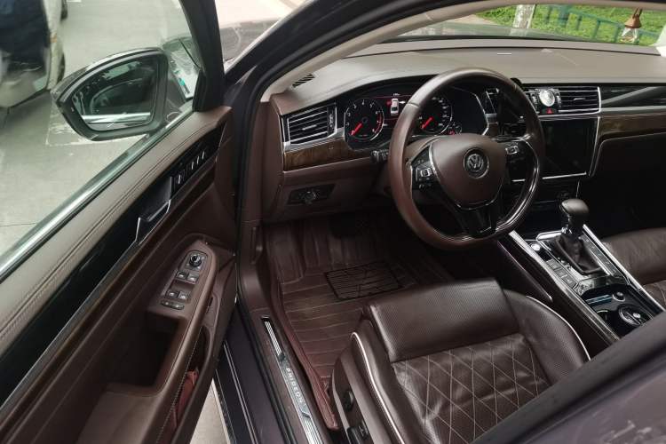 Used Volkswagen Phideon 2018 Revised Version 380TSI Two-Wheel-Drive Flagship Edition Driver Seat