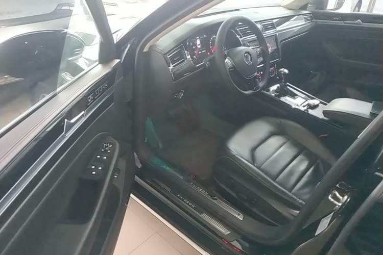 Used Volkswagen Phideon 2018 Revised Version 380TSI Two-Wheel Drive Business Edition Driver Seat