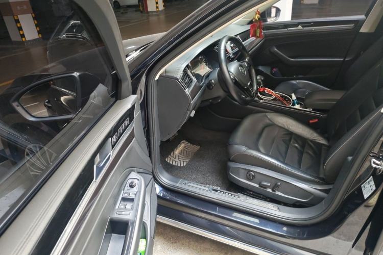 Used Volkswagen Phideon 2018 Revised Version 380TSI Two-Wheel Drive Business Edition Driver Seat