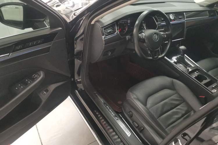 Used Volkswagen Phideon 2018 Revised Version 380TSI Two-Wheel Drive Business Edition Driver Seat