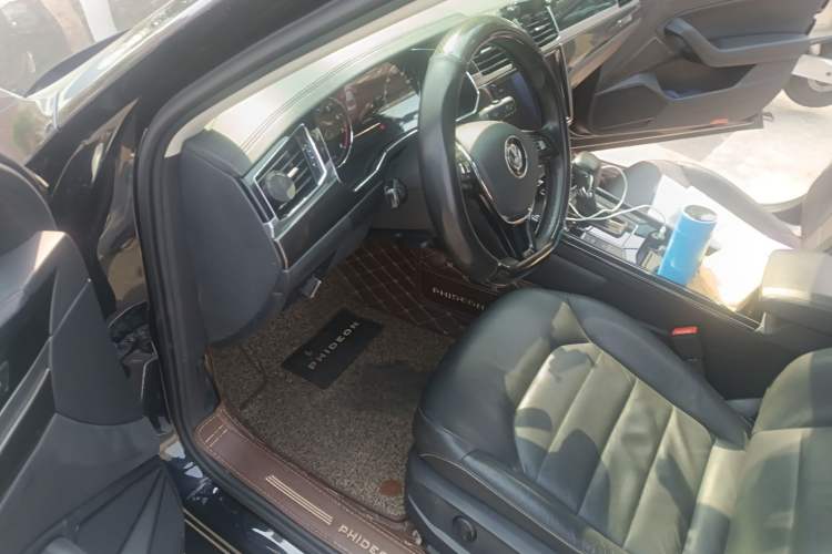 Used Volkswagen Phideon 2018 Revised Version 380TSI Two-Wheel Drive Business Edition Driver Seat