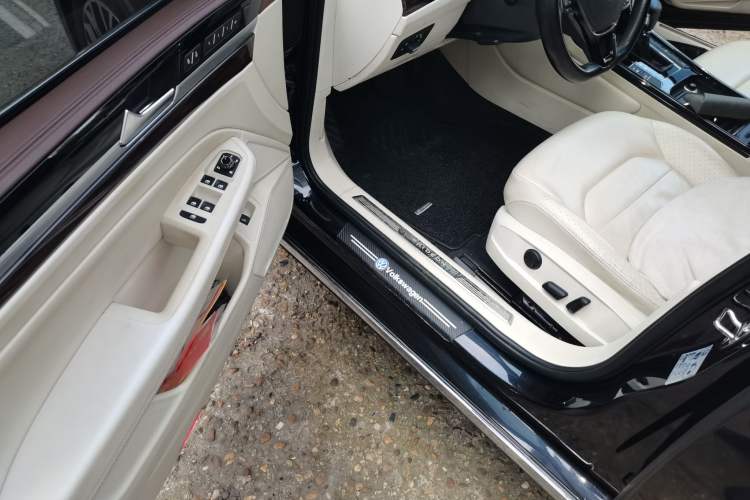 Used Volkswagen Phideon 2018 Revised Version 380TSI Two-Wheel Drive Business Edition Driver Seat