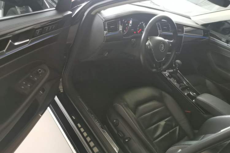 Used Volkswagen Phideon 2018 Revised Version 380TSI Two-Wheel Drive Business Edition Driver Seat