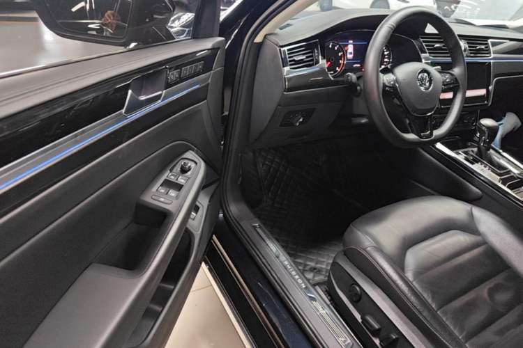 Used Volkswagen Phideon 2018 Revised Version 380TSI Two-Wheel Drive Business Edition Driver Seat
