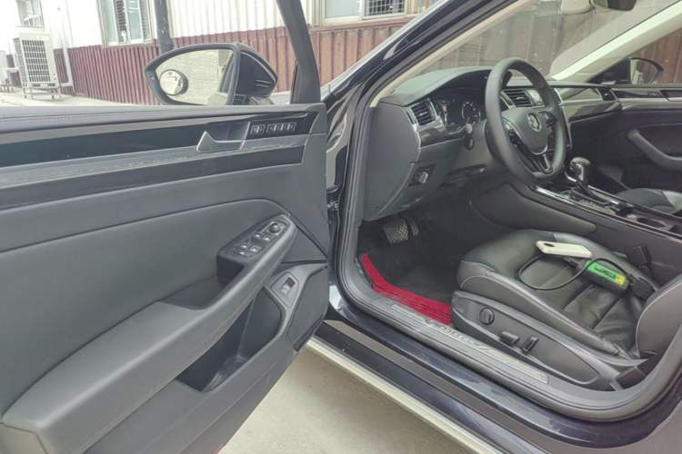 Used Volkswagen Phideon 2018 Revised Version 380TSI Two-Wheel Drive Business Edition Driver Seat