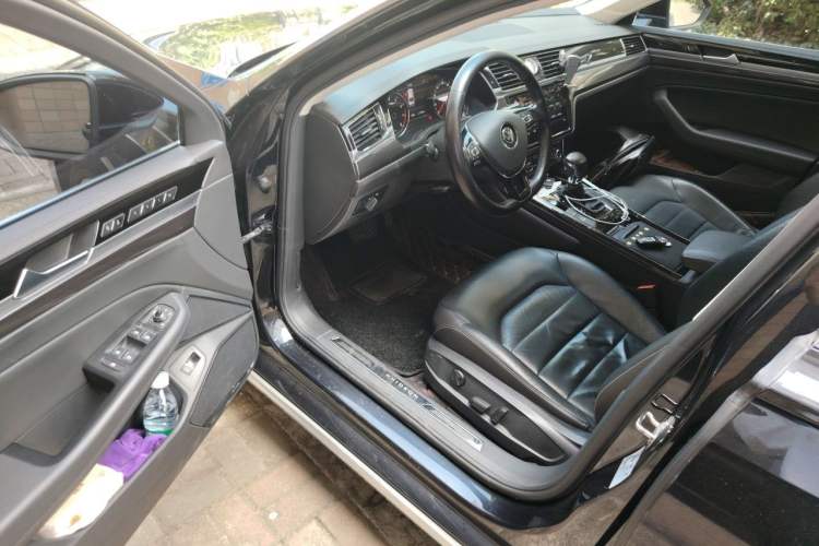 Used Volkswagen Phideon 2018 Revised Version 380TSI Two-Wheel Drive Business Edition Driver Seat