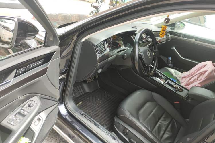 Used Volkswagen Phideon 2018 Revised Version 380TSI Two-Wheel Drive Business Edition Driver Seat