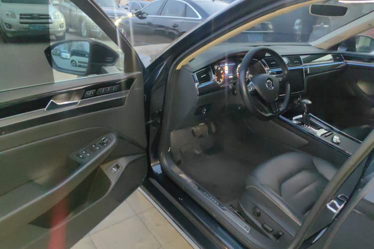 Used Volkswagen Phideon 2018 Revised Version 380TSI Two-Wheel Drive Business Edition Driver Seat
