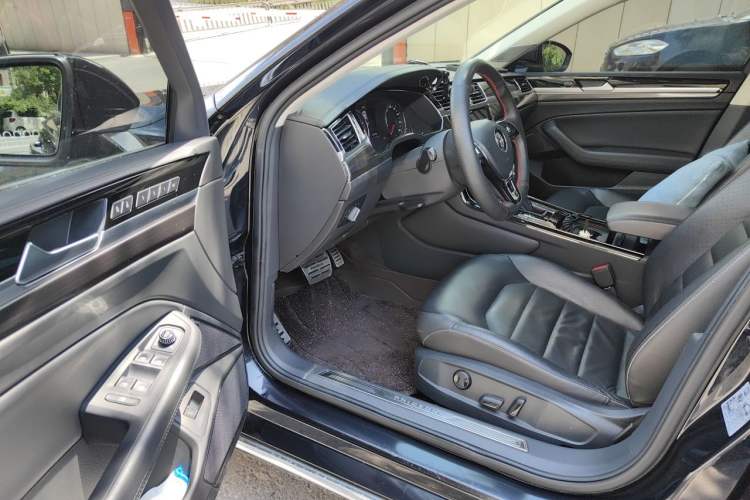 Used Volkswagen Phideon 2018 Revised Version 380TSI Two-Wheel Drive Business Edition Driver Seat