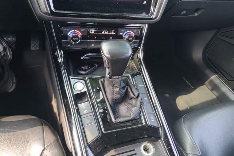 Used Volkswagen Phideon 2018 Revised Version 380TSI Two-Wheel Drive Business Edition Gear Lever