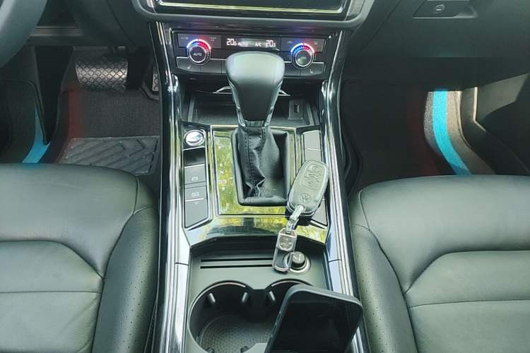 Used Volkswagen Phideon 2018 Revised Version 380TSI Two-Wheel Drive Business Edition Gear Lever