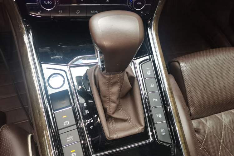 Used Volkswagen Phideon 2018 Revised Version 380TSI Two-Wheel-Drive Flagship Edition Gear Lever