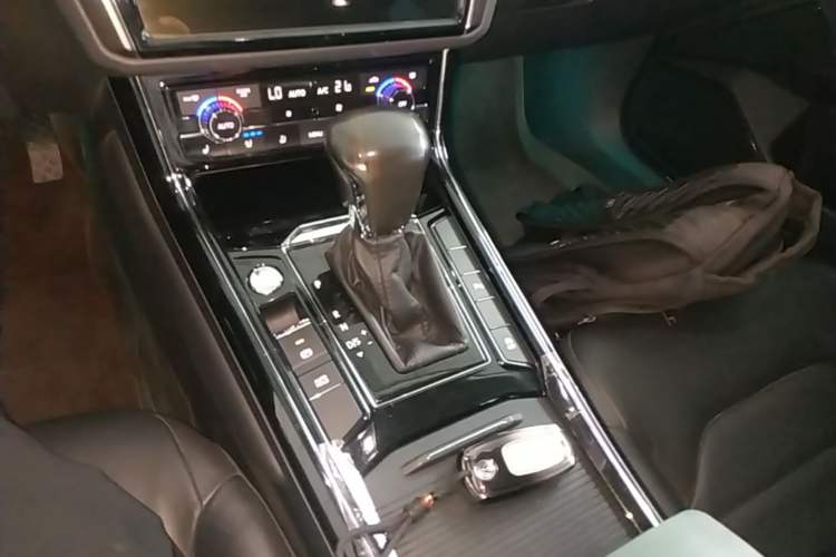 Used Volkswagen Phideon 2018 Revised Version 380TSI Two-Wheel Drive Business Edition Gear Lever