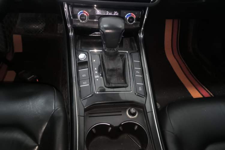 Used Volkswagen Phideon 2018 Revised Version 380TSI Two-Wheel Drive Business Edition Gear Lever