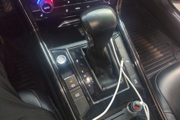 Used Volkswagen Phideon 2018 Revised Version 380TSI Two-Wheel Drive Business Edition Gear Lever