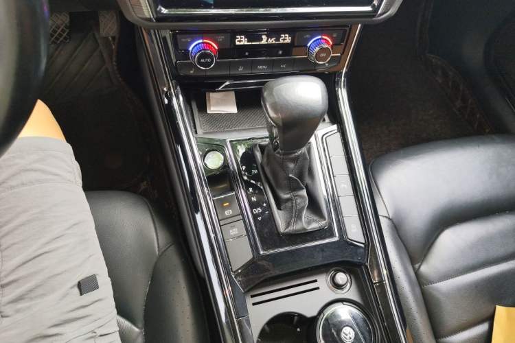 Used Volkswagen Phideon 2018 Revised Version 380TSI Two-Wheel Drive Business Edition Gear Lever