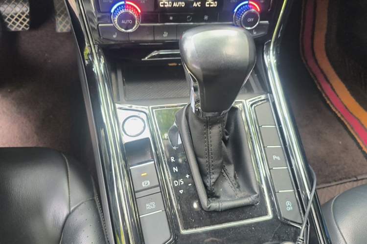 Used Volkswagen Phideon 2018 Revised Version 380TSI Two-Wheel Drive Business Edition Gear Lever