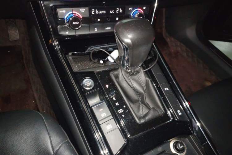 Used Volkswagen Phideon 2018 Revised Version 380TSI Two-Wheel Drive Business Edition Gear Lever