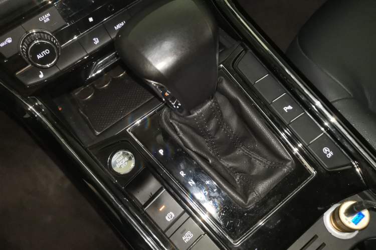 Used Volkswagen Phideon 2018 Revised Version 380TSI Two-Wheel Drive Business Edition Gear Lever