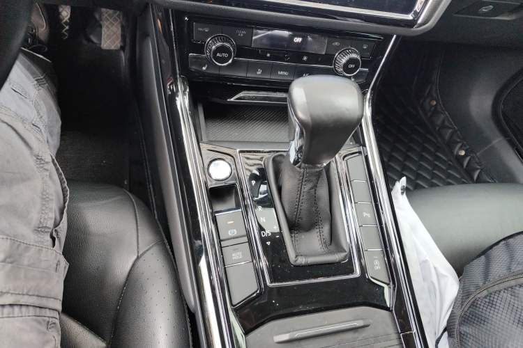 Used Volkswagen Phideon 2018 Revised Version 380TSI Two-Wheel Drive Business Edition Gear Lever