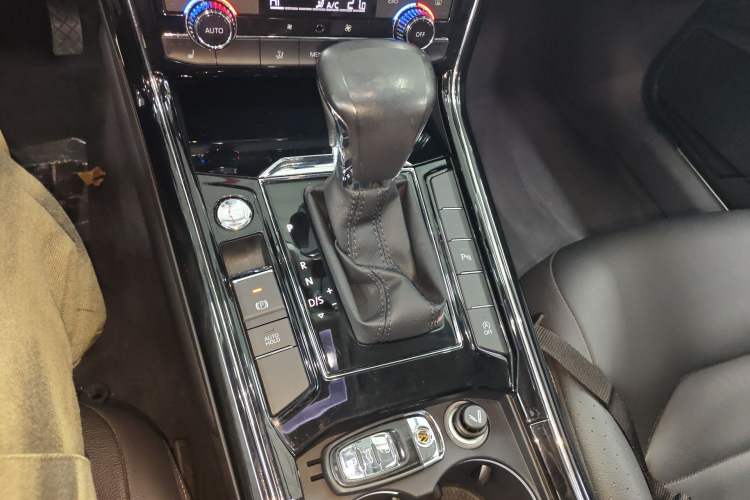 Used Volkswagen Phideon 2018 Revised Version 380TSI Two-Wheel Drive Business Edition
