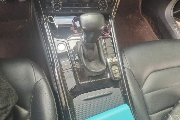 Used Volkswagen Phideon 2018 380TSI Two-Wheel Drive Business Edition Gear Lever