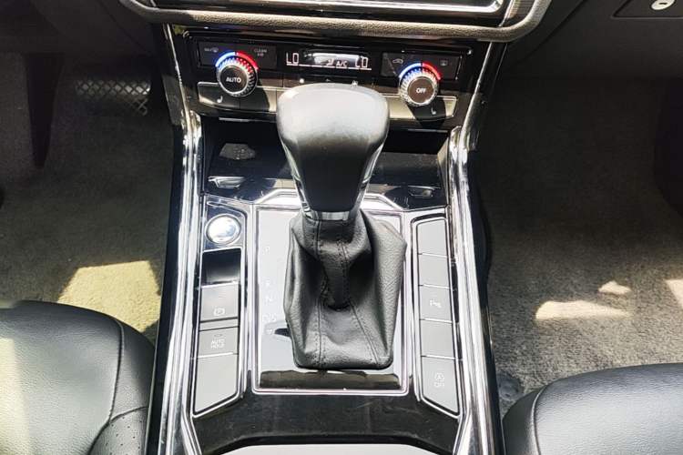 Used Volkswagen Phideon 2018 Revised Version 380TSI Two-Wheel Drive Business Edition Gear Lever