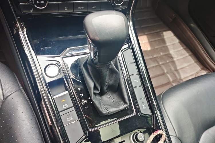 Used Volkswagen Phideon 2018 Revised Version 380TSI Two-Wheel Drive Business Edition Gear Lever