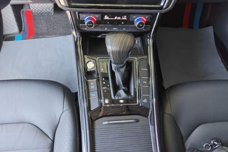 Used Volkswagen Phideon 2018 Revised Version 380TSI Two-Wheel Drive Business Edition Gear Lever