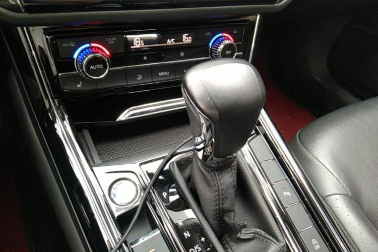 Used Volkswagen Phideon 2018 Revised Version 380TSI Two-Wheel Drive Business Edition Gear Lever