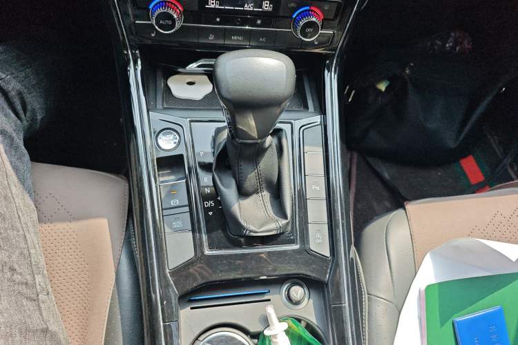 Used Volkswagen Phideon 2018 Revised Version 380TSI Two-Wheel Drive Business Edition Gear Lever