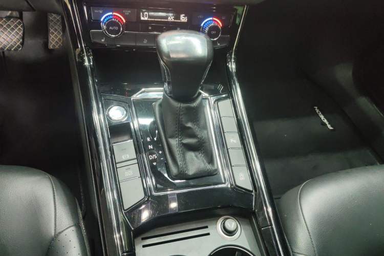Used Volkswagen Phideon 2018 Revised Version 380TSI Two-Wheel Drive Business Edition Gear Lever