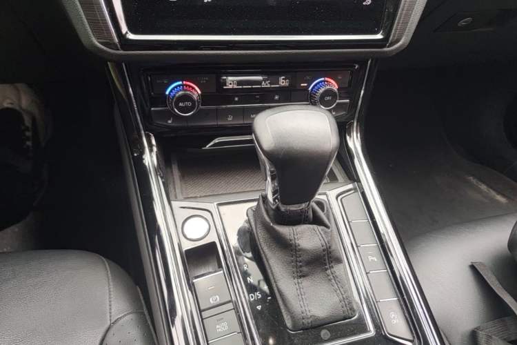 Used Volkswagen Phideon 2018 Revised Version 380TSI Two-Wheel Drive Business Edition Gear Lever