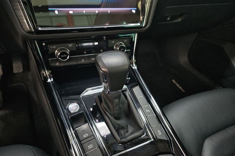 Used Volkswagen Phideon 2018 Revised Version 380TSI Two-Wheel Drive Business Edition Gear Lever