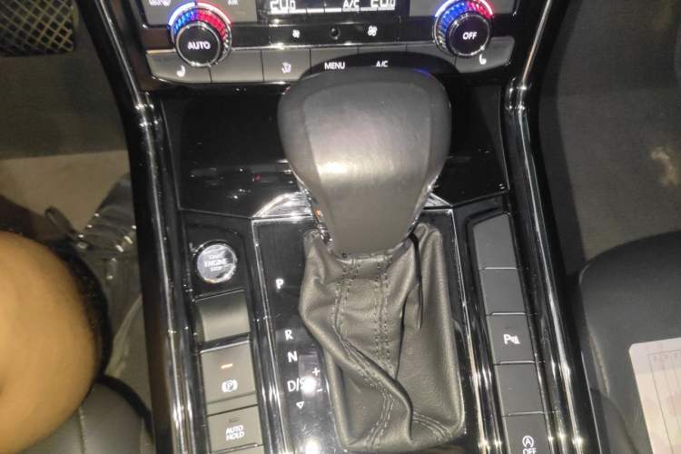 Used Volkswagen Phideon 2018 Revised Version 380TSI Two-Wheel Drive Business Edition Gear Lever