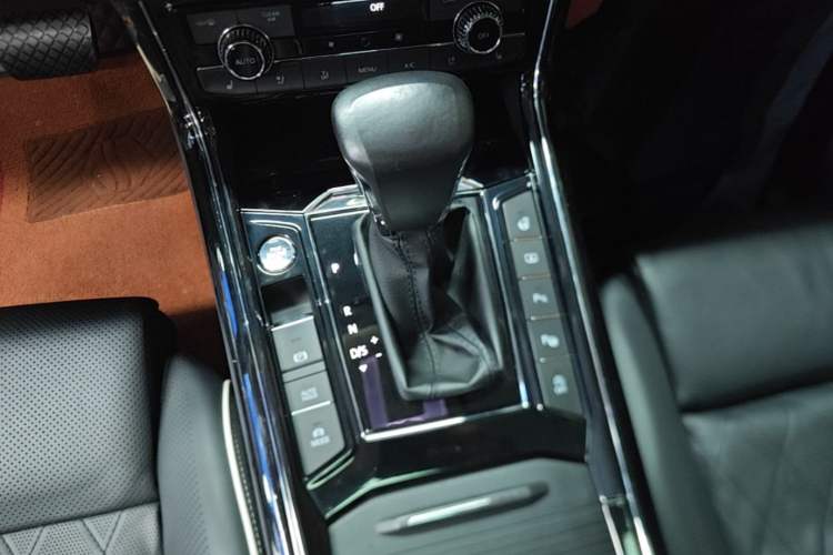 Used Volkswagen Phideon 2018 Revised Version 380TSI Two-Wheel-Drive Flagship Edition Gear Lever