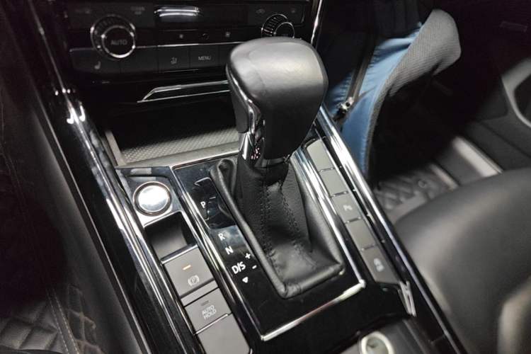 Used Volkswagen Phideon 2018 Revised Version 380TSI Two-Wheel Drive Business Edition Gear Lever