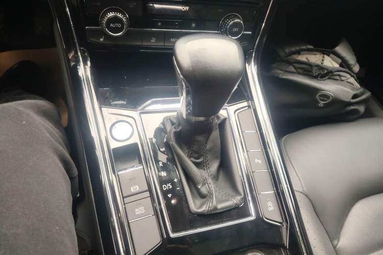 Used Volkswagen Phideon 2018 Revised Version 380TSI Two-Wheel Drive Business Edition Gear Lever
