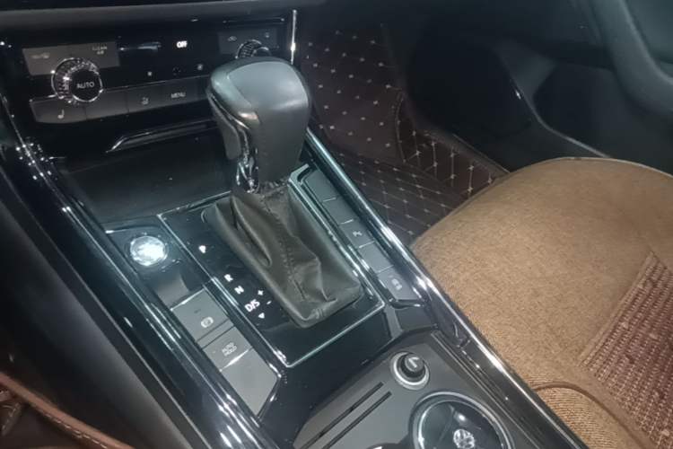 Used Volkswagen Phideon 2018 Revised Version 380TSI Two-Wheel Drive Business Edition Gear Lever
