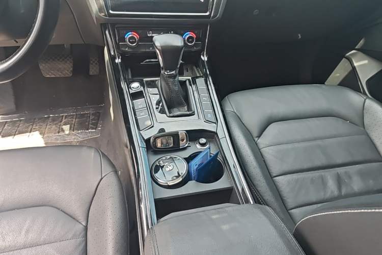 Used Volkswagen Phideon 2018 Revised Version 380TSI Two-Wheel Drive Business Edition Gear Lever