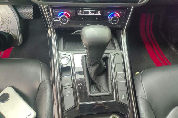 Used Volkswagen Phideon 2018 Revised Version 380TSI Two-Wheel Drive Business Edition Gear Lever
