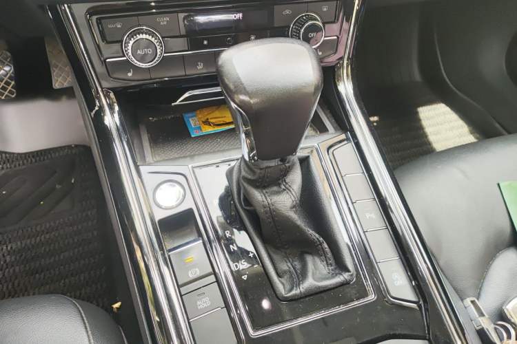 Used Volkswagen Phideon 2018 Revised Version 380TSI Two-Wheel Drive Business Edition Gear Lever